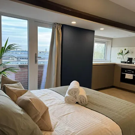 The Glamorous Chic Garden View R4 * La Haya