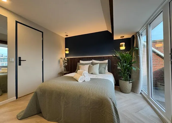 The Glamorous Chic Garden View R4