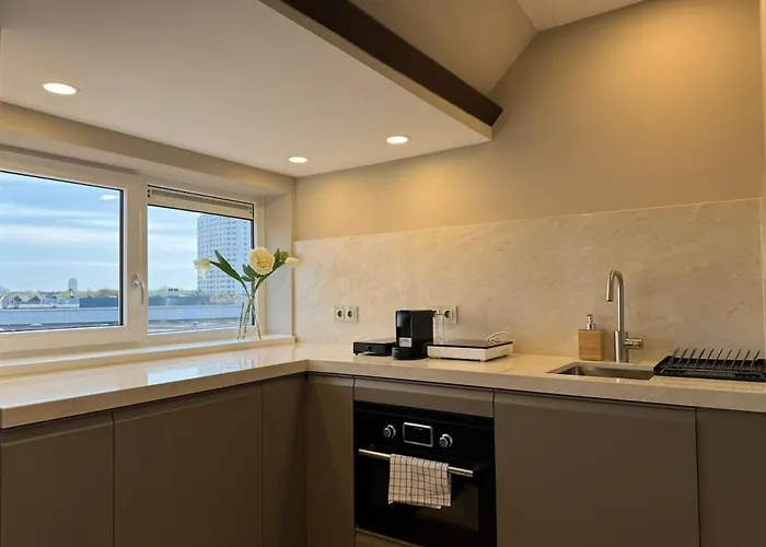 The Glamorous Chic Garden View R4 * La Haye