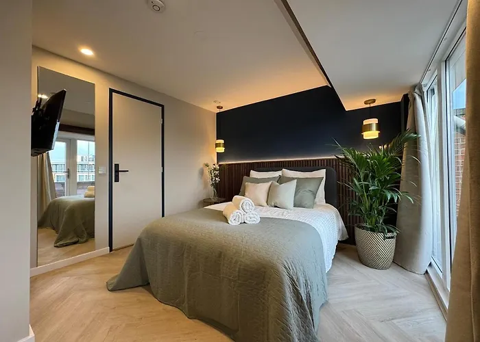 דירה The Glamorous Chic Garden View R4 האג